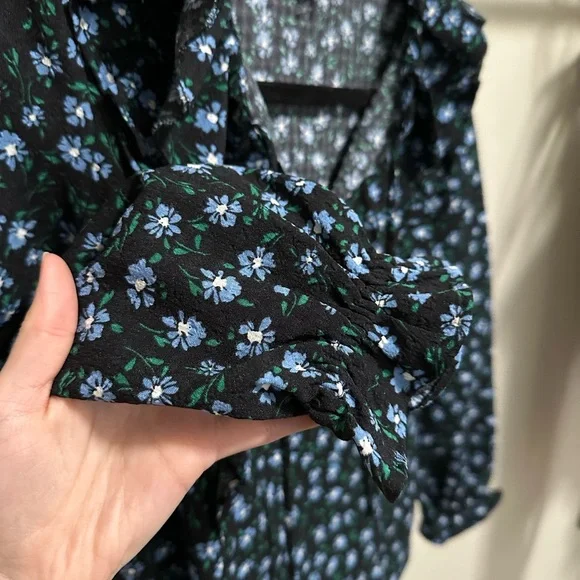 Loft Women’s Black and Blue Floral Ruffled Longsleeve Blouse size XS Petite - Picture 4 of 9